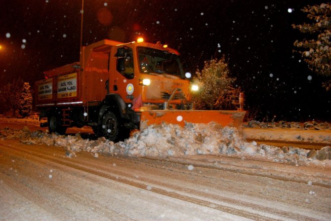 Büyükşehir kar ve buzlanmaya karşı 24 saat görev başında