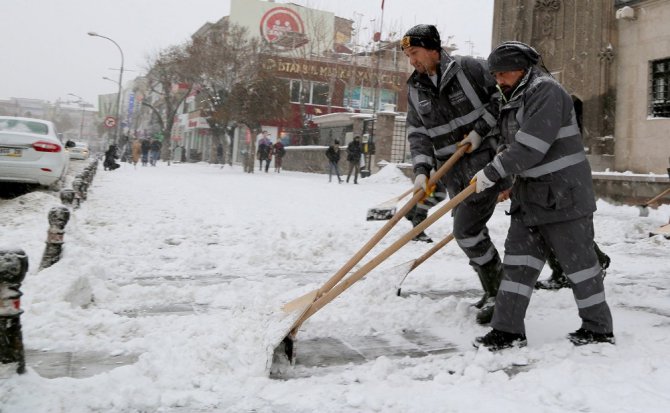 Büyükşehir kar ve buzlanmaya karşı 24 saat görev başında