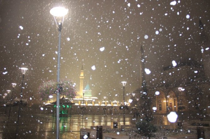 Konya kent merkezine mevsimin ilk karı düştü