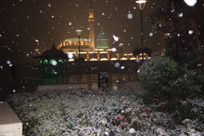 Konya kent merkezine mevsimin ilk karı düştü