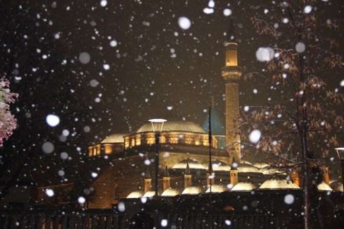 Konya kent merkezine mevsimin ilk karı düştü