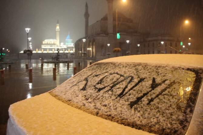 Konya kent merkezine mevsimin ilk karı düştü