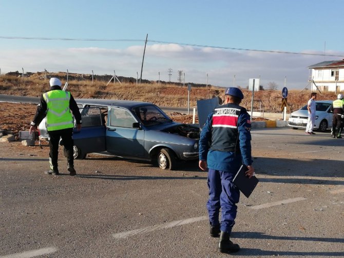 Kavşakta iki otomobil çarpıştı: 4 yaralı