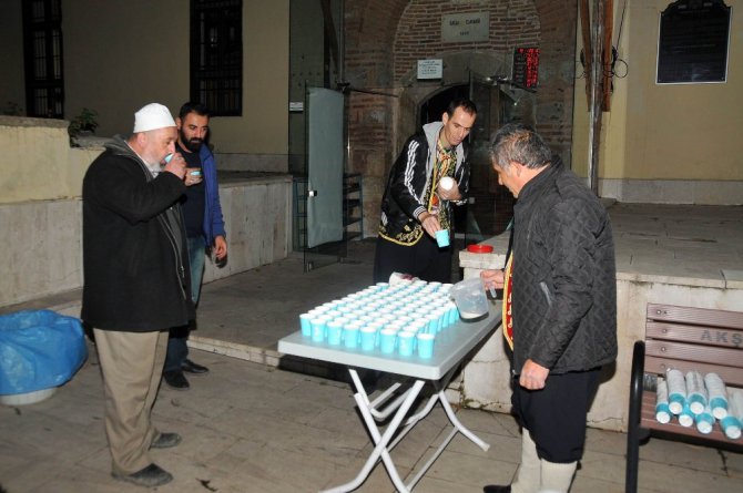 Akşehir Belediyesi vatandaşlara ballı süt dağıttı