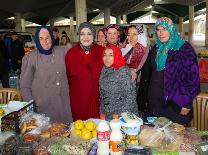 Kadın başkan destek verdi, üretici kadınlar pazara indi