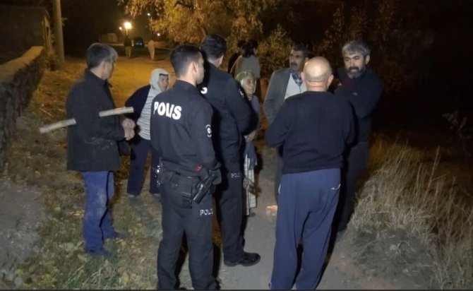 Mahalle sakinleri ellerinde sopalarla hırsız kovaladı