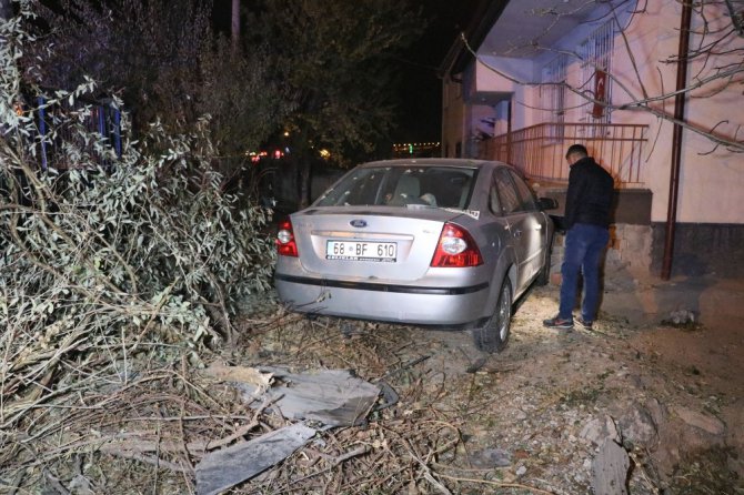 Kazayı burnu bile kanamadan atlattı, şokunu atmak için araç içinde yattı