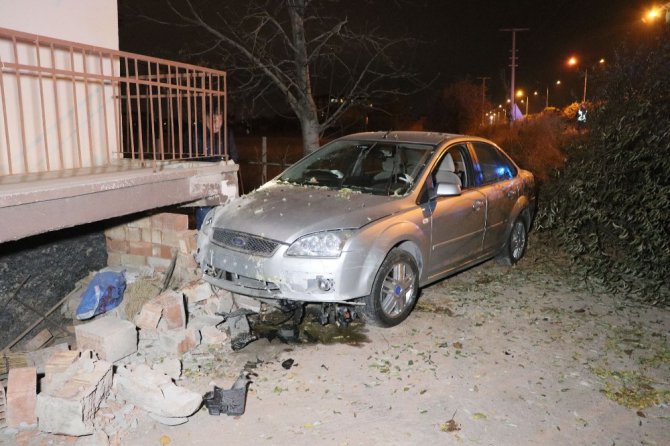 Kazayı burnu bile kanamadan atlattı, şokunu atmak için araç içinde yattı