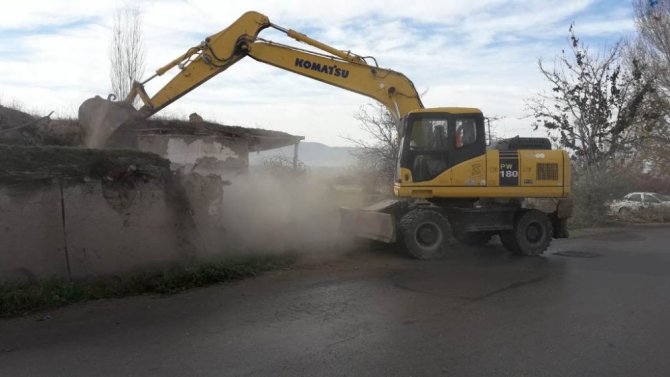 Ereğli’de metruk binalar yıkılıyor