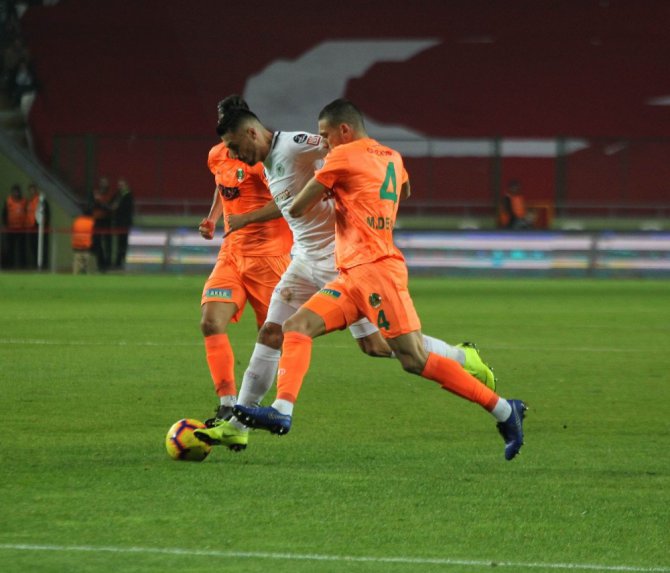 Spor Toto Süper Lig: Atiker Konyaspor: 0 - Aytemiz Alanyaspor: 0 (İlk yarı)