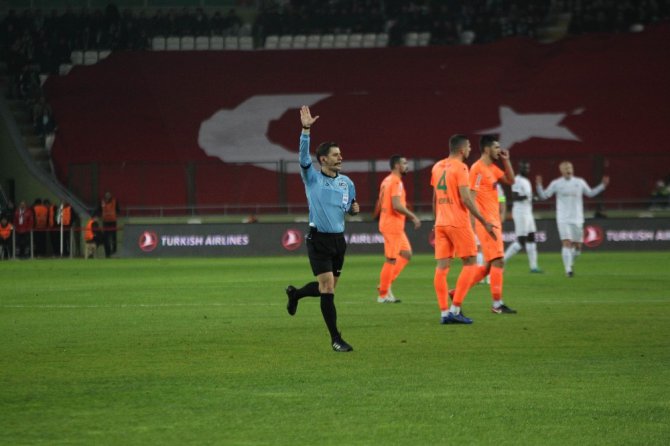 Spor Toto Süper Lig: Atiker Konyaspor: 0 - Aytemiz Alanyaspor: 0 (İlk yarı)