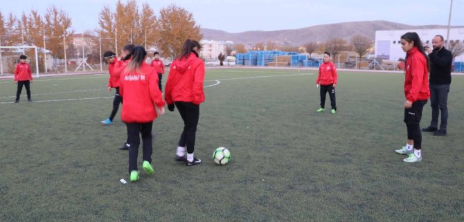 Futbolcu kızlar imkansızlıklar içinde çıktıkları maçlarda 1. Lig mücadelesi veriyor