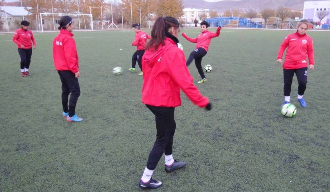 Futbolcu kızlar imkansızlıklar içinde çıktıkları maçlarda 1. Lig mücadelesi veriyor