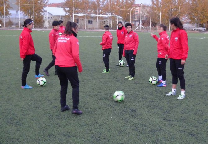 Futbolcu kızlar imkansızlıklar içinde çıktıkları maçlarda 1. Lig mücadelesi veriyor