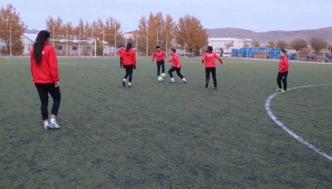 Futbolcu kızlar imkansızlıklar içinde çıktıkları maçlarda 1. Lig mücadelesi veriyor