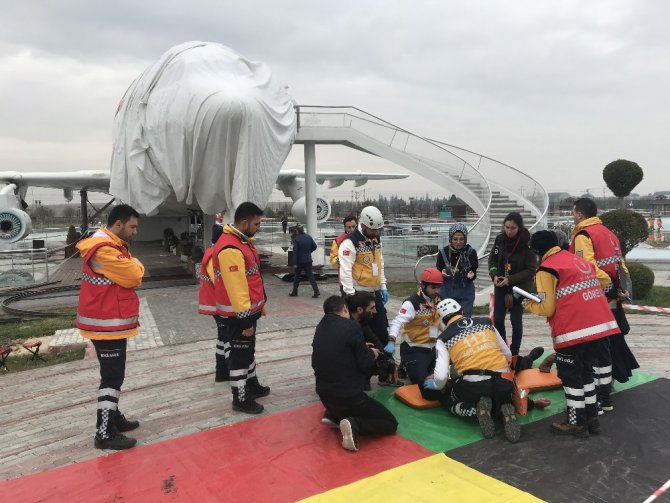 Ambulans şoförleri maharetlerini sergiledi