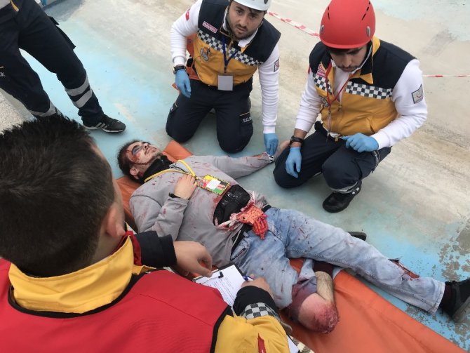 Ambulans şoförleri maharetlerini sergiledi