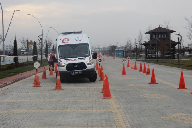 Ambulans şoförleri maharetlerini sergiledi