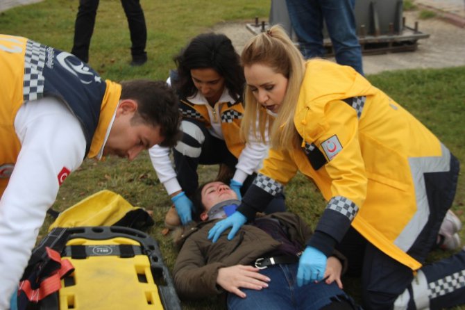 Ambulans şoförleri maharetlerini sergiledi