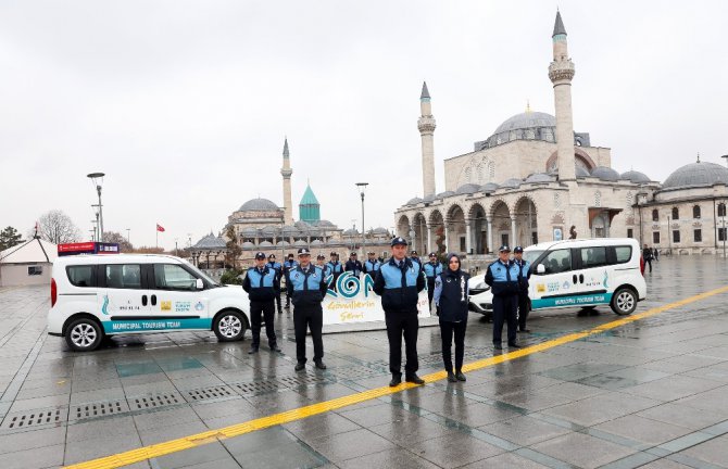 Büyükşehir Turizm Zabıtası ziyaretçilere rehberlik ediyor