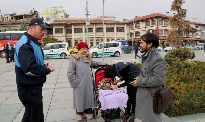 Büyükşehir Turizm Zabıtası ziyaretçilere rehberlik ediyor