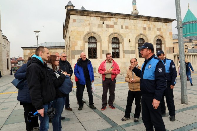 Büyükşehir Turizm Zabıtası ziyaretçilere rehberlik ediyor