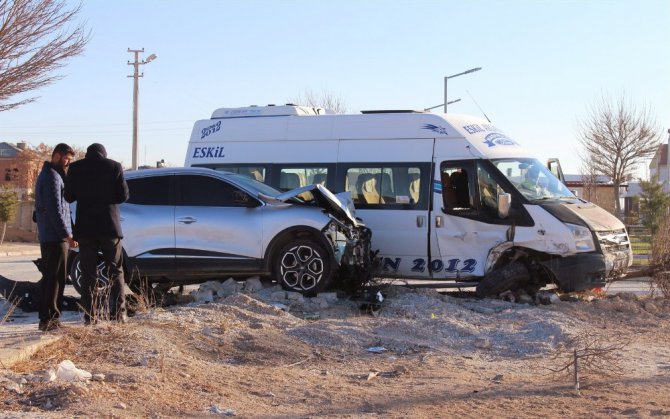 Aksaray’da otomobil minibüse çarptı: 1 yaralı