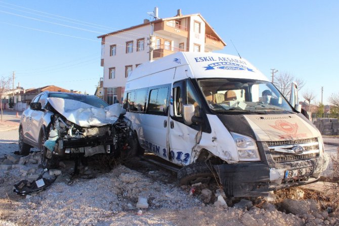 Aksaray’da otomobil minibüse çarptı: 1 yaralı