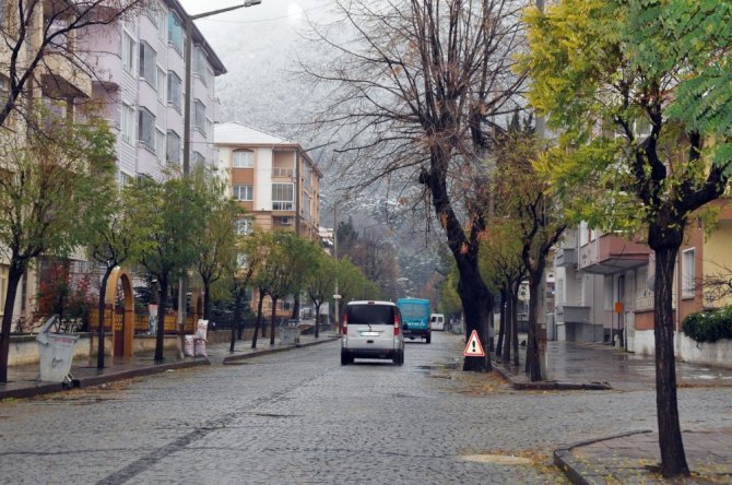 Akşehir Belediyesi ağaçlara zarar vermeden çalışmalarını sürdürüyor