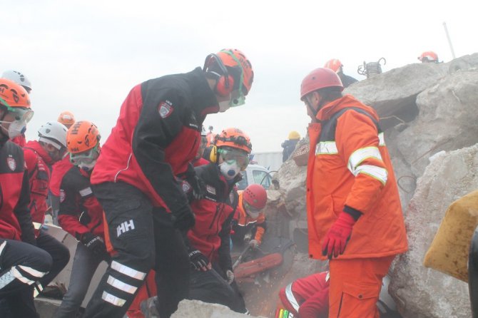 Konya’da helikopter destekli gerçeğini aratmayan deprem tatbikatı