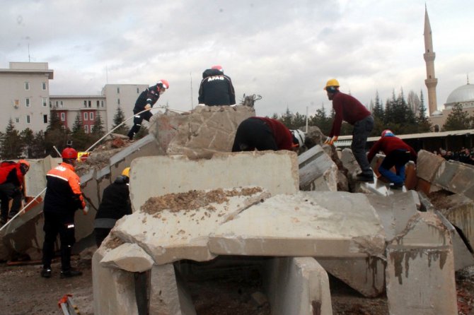 Konya’da helikopter destekli gerçeğini aratmayan deprem tatbikatı