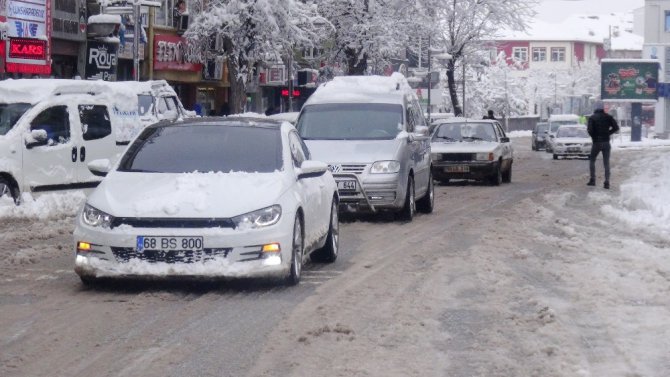 Aksaray beyaza büründü, okullar 1 gün süreyle tatil edildi