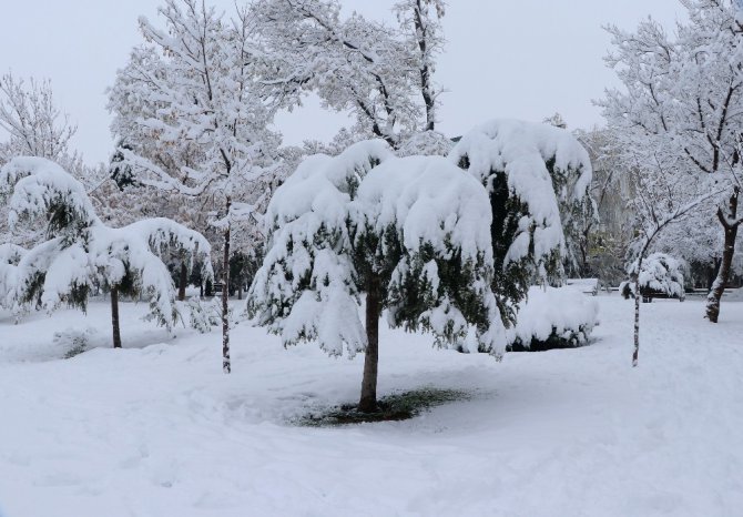 Aksaray beyaza büründü, okullar 1 gün süreyle tatil edildi