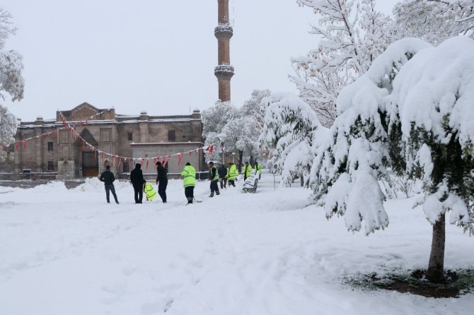 Aksaray beyaza büründü, okullar 1 gün süreyle tatil edildi