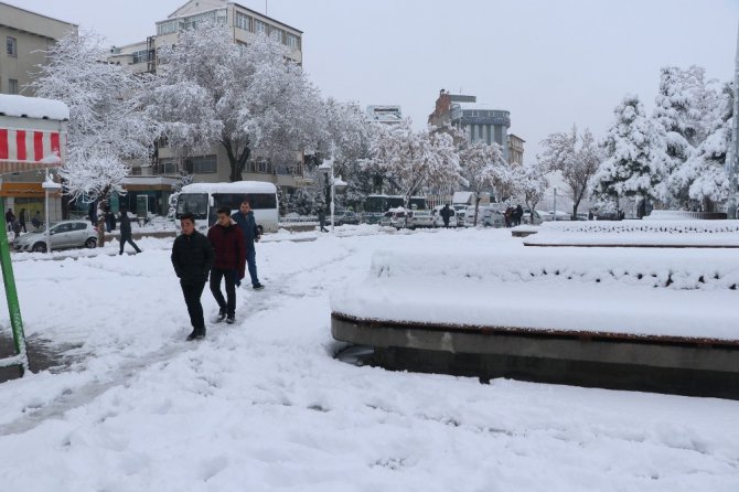 Aksaray beyaza büründü, okullar 1 gün süreyle tatil edildi