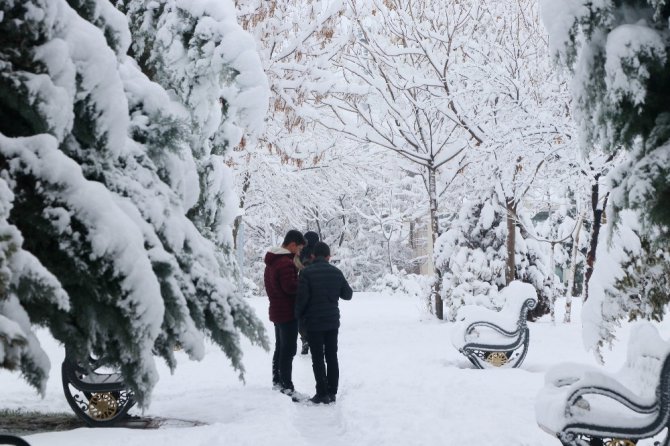 Aksaray beyaza büründü, okullar 1 gün süreyle tatil edildi