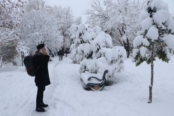 Aksaray beyaza büründü, okullar 1 gün süreyle tatil edildi