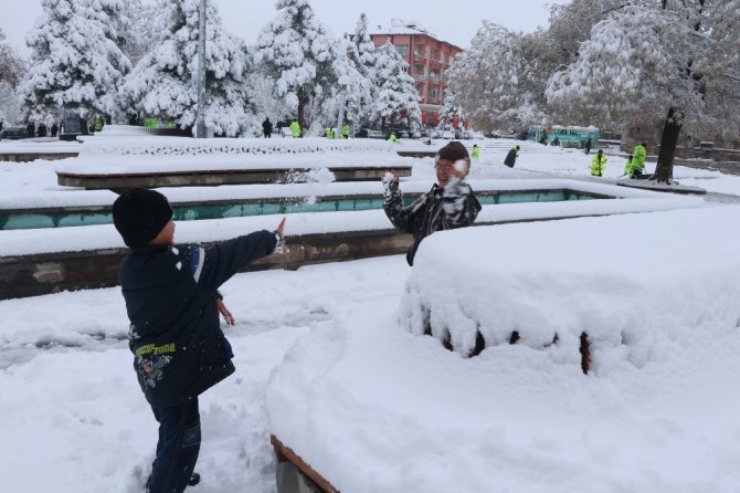 Aksaray beyaza büründü, okullar 1 gün süreyle tatil edildi