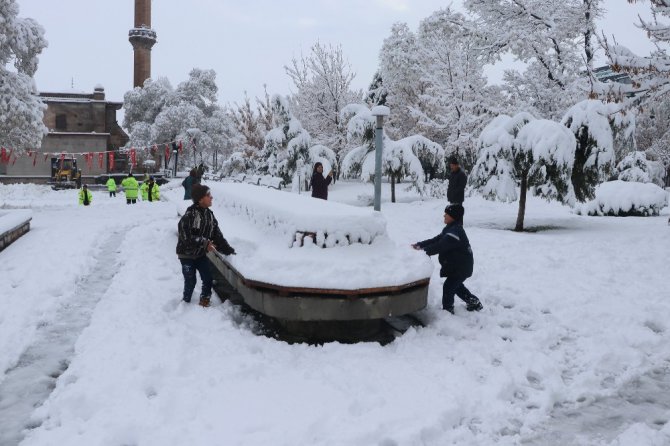 Aksaray beyaza büründü, okullar 1 gün süreyle tatil edildi