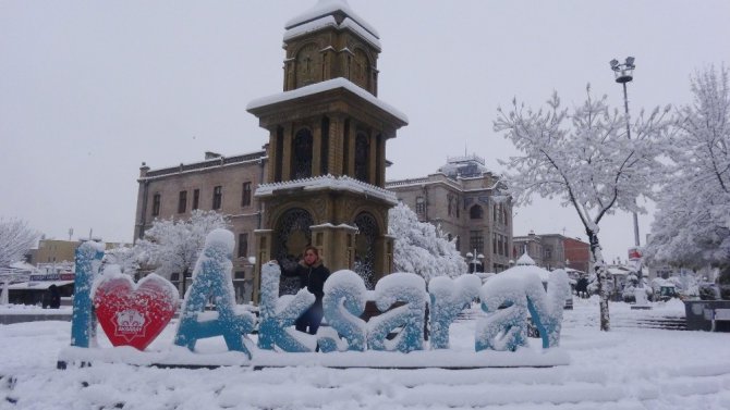 Aksaray beyaza büründü, okullar 1 gün süreyle tatil edildi