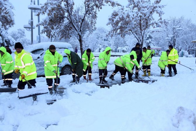 Aksaray Belediyesinde tüm ekiplerin kar seferberliği