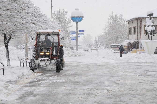 Akşehir Belediyesinden kar temizliği çalışmaları