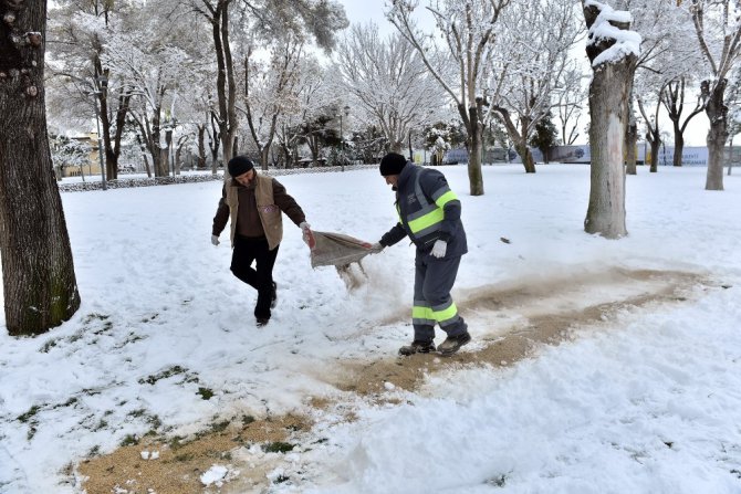 Konya Büyükşehir sahipsiz ve doğal hayattaki hayvanlara yem bıraktı