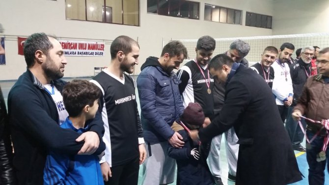 Kulu’da kaymakamlık voleybol turnuvası gelirleri Yemen’e gönderildi