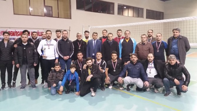 Kulu’da kaymakamlık voleybol turnuvası gelirleri Yemen’e gönderildi