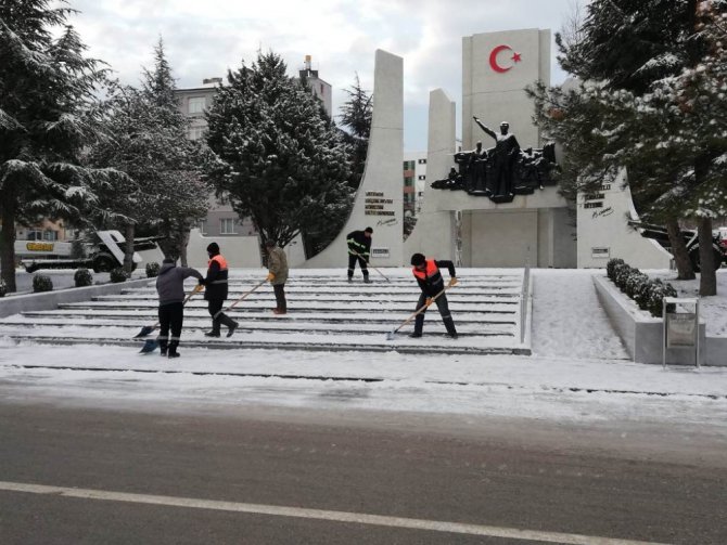 Ereğli Belediyesi karla mücadele çalışmalarını sürdürüyor