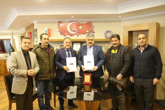 Başkan Özgüven, belediye işçilerinin yüzünü güldürdü