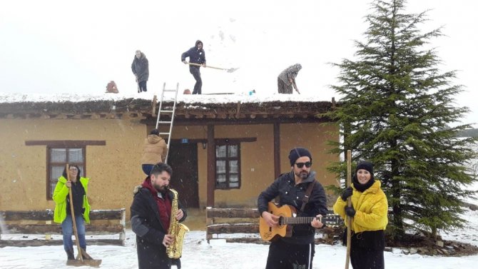 Sonsuz Şükran köyü sanatçıları damlarda kar temizliği yaptı