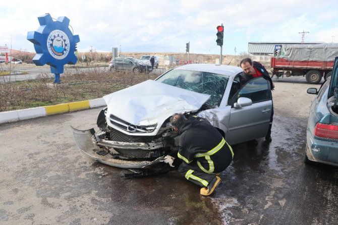 Kırmızı ışık ihlali kazaya neden oldu: 1’i çocuk 3 yaralı