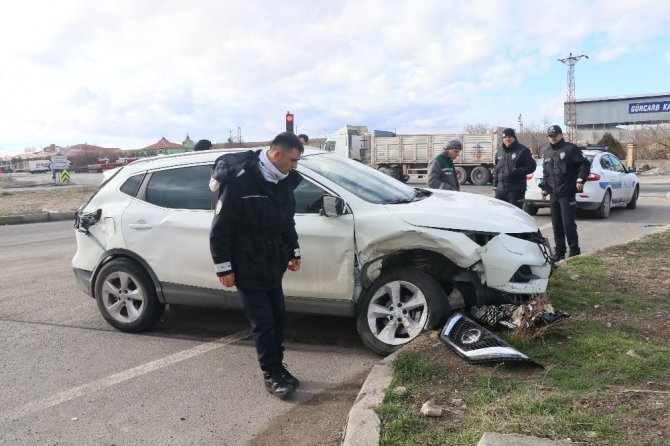 Kırmızı ışık ihlali kazaya neden oldu: 1’i çocuk 3 yaralı